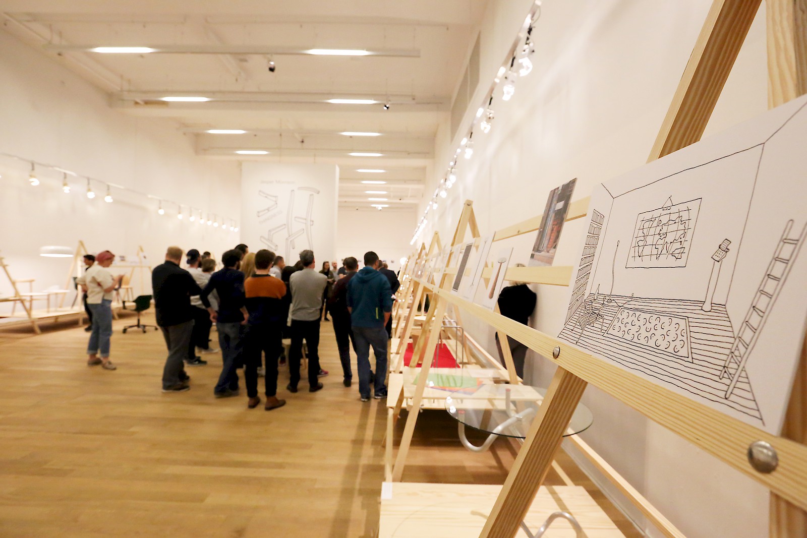 Fiona Knecht, Museum für Gestaltung am 20. April 2016, Studierenden-Gruppe in der Ausstellung, ©VID/ZHDK 2016