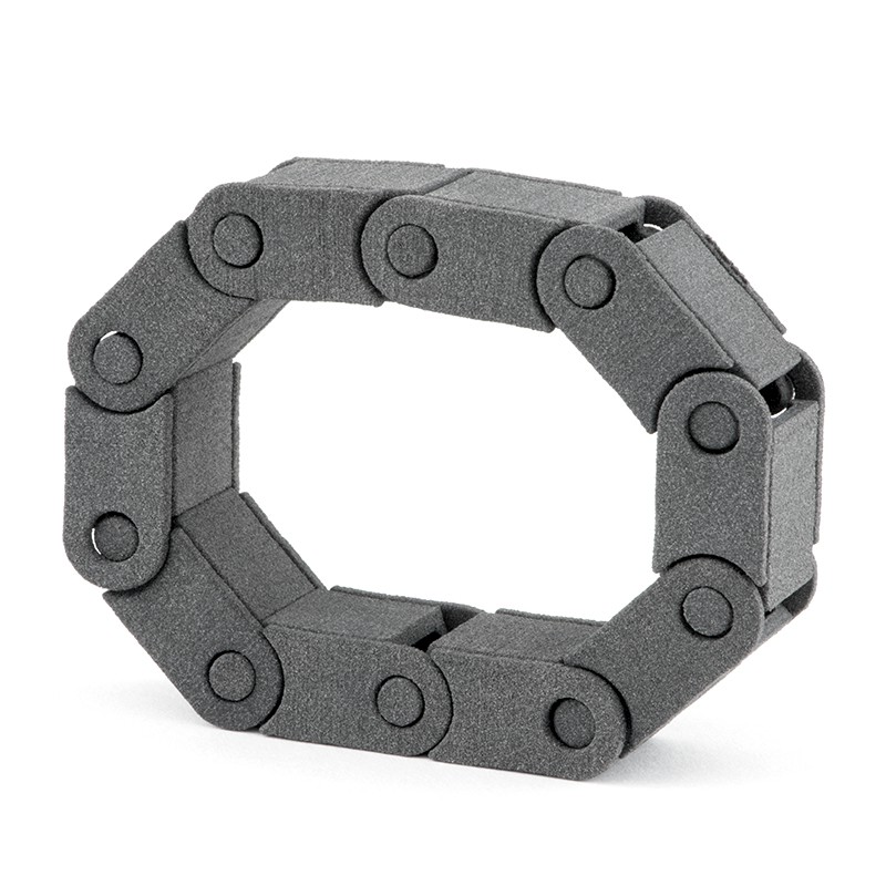 Hoch belastbares Nylonpulver wird mit einem Laser zu stabilen Teilen verschmolzen.