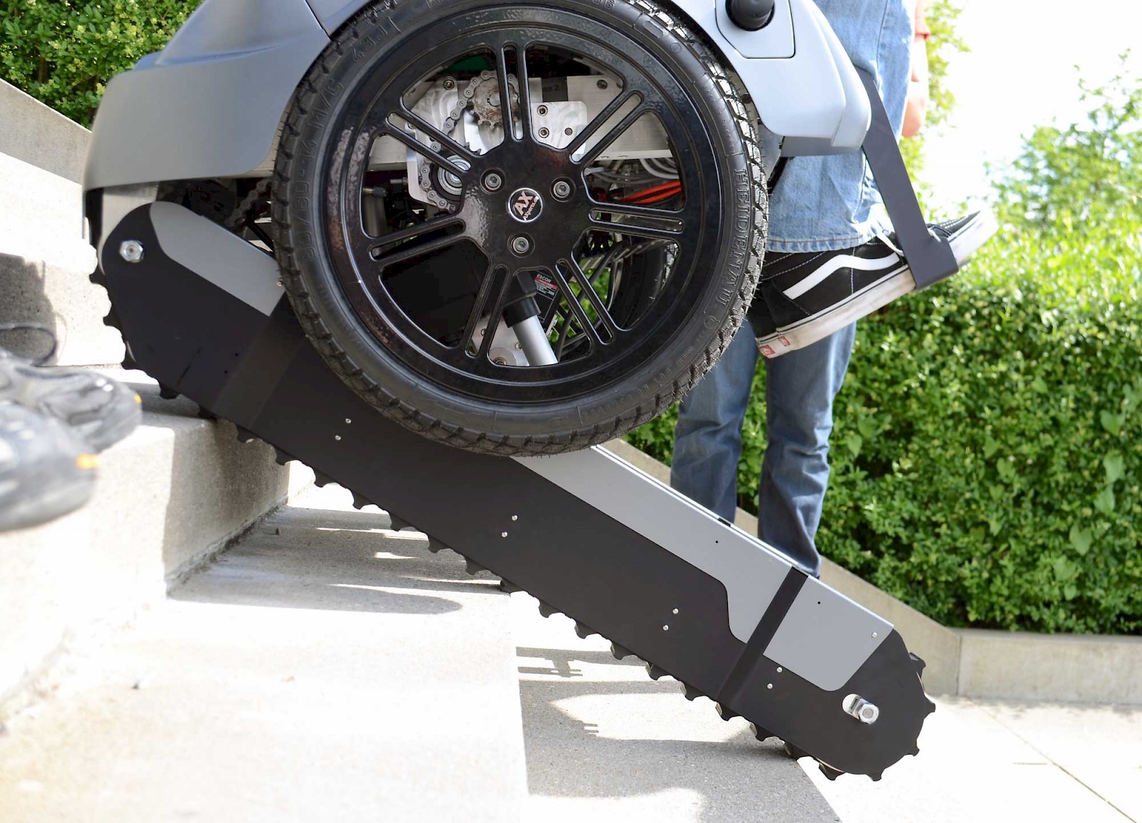 Der treppensteigende Rollstuhl "SCEWO" in Aktion, Copyright 2016, Scewo.