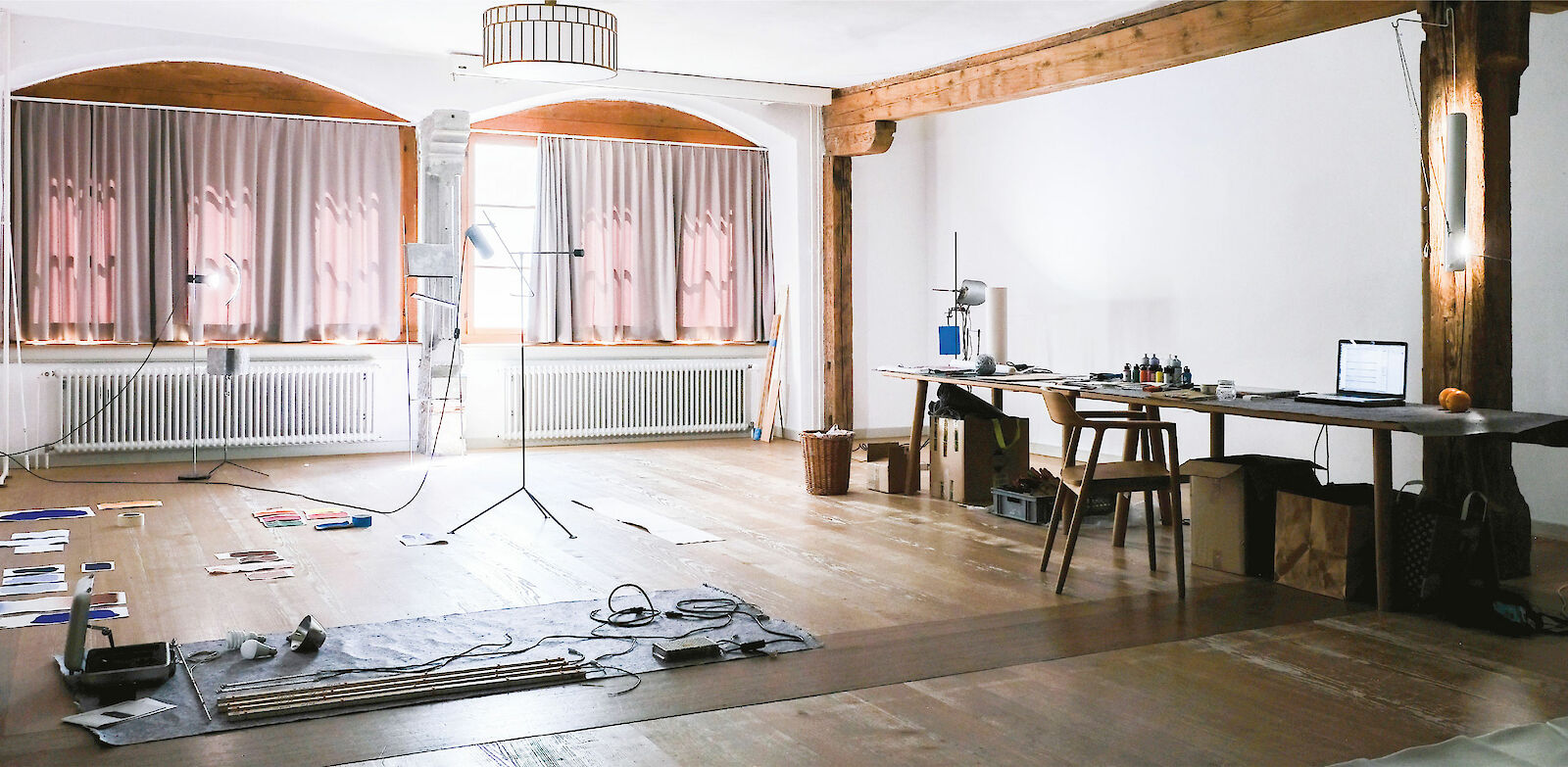 "Experimente im sakralen Raum" – in unserer HOMESTORY erzählen die Studierenden, wie sie zuhause arbeiten. Bild: Miguel Lauper